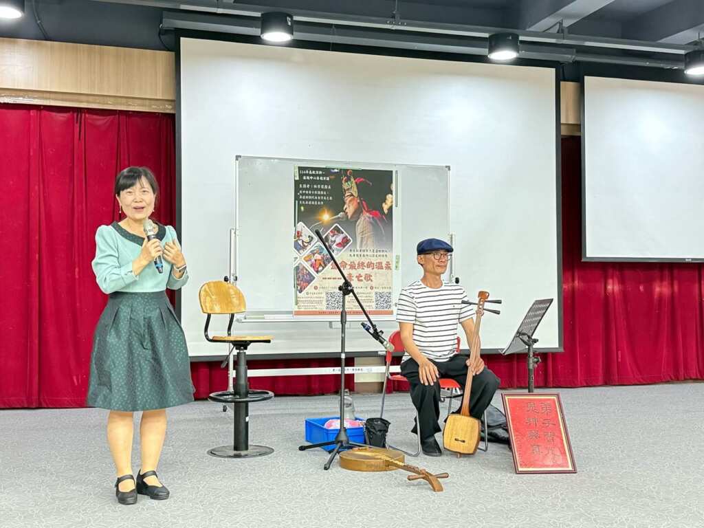 ▲中山醫大通識教育中心主任林培雅(左)強調通識教育重視多元視角與文化素養的宗旨。（中山醫大提供）