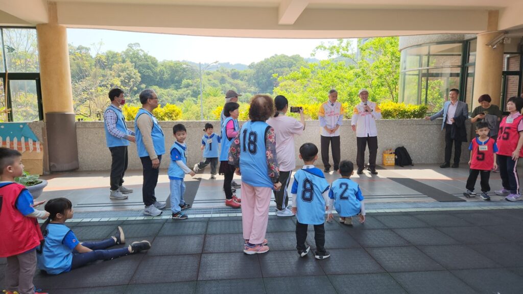 朝陽附設幼兒園「幼老棒球隊」讓孩童與社區長者、樂齡大學學員共同學習。（圖/陳惠玲攝影）
