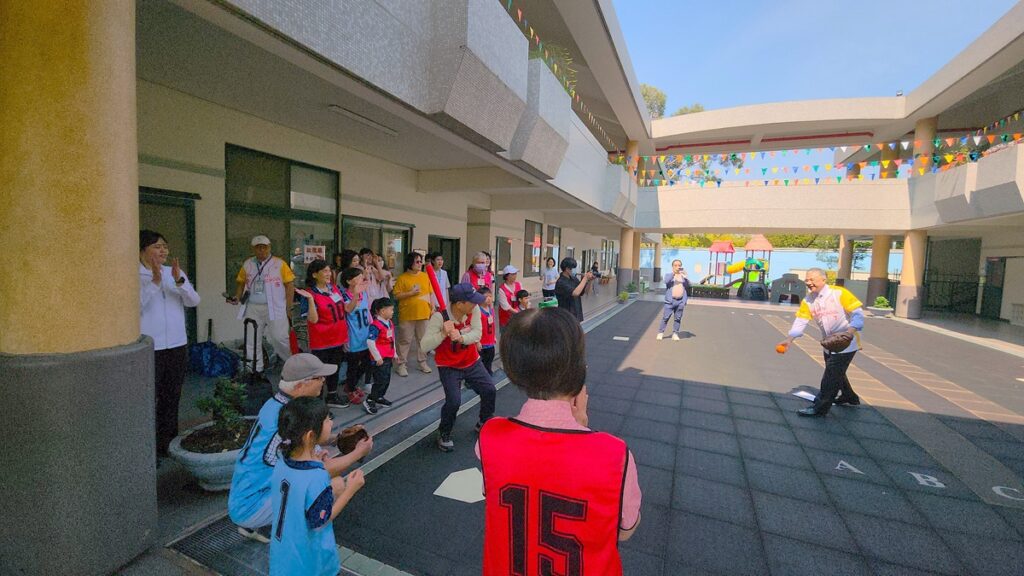 校長鄭道明化身投手和長者與幼兒們一起玩打棒球。（圖/陳惠玲攝影）
