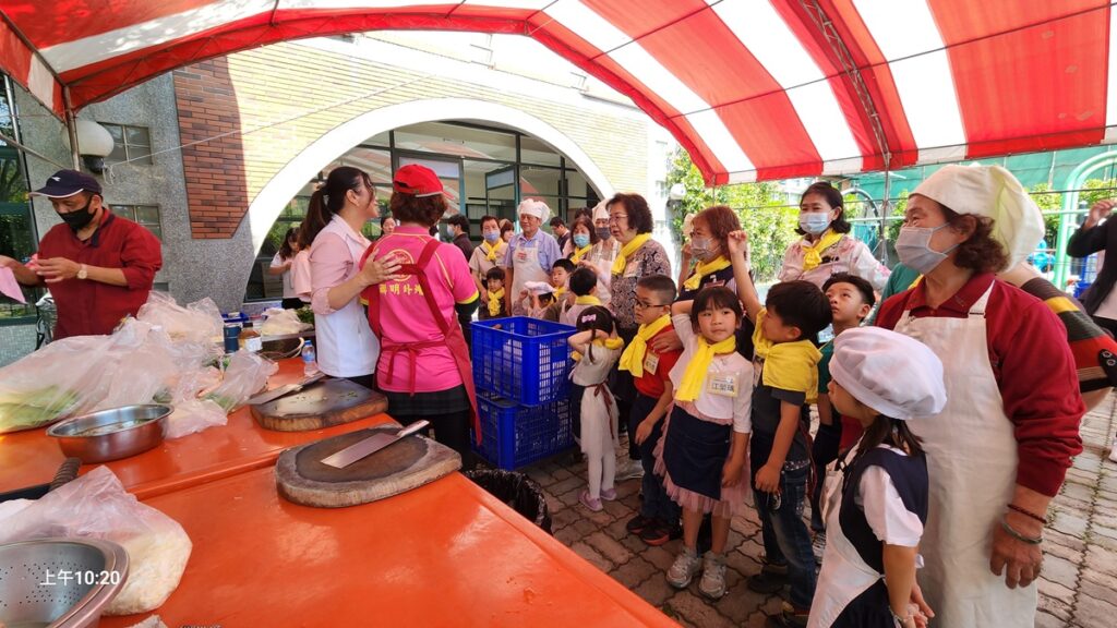 朝陽科大附設幼兒園主題式課程「食農辦桌」現場。（圖/陳惠玲攝影）