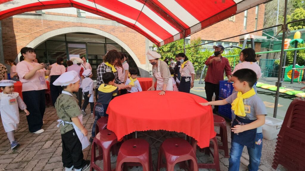 朝陽科大附設幼兒園主題式課程「食農辦桌」，小朋友與長者一起完成布置餐桌。（圖/陳惠玲攝影）