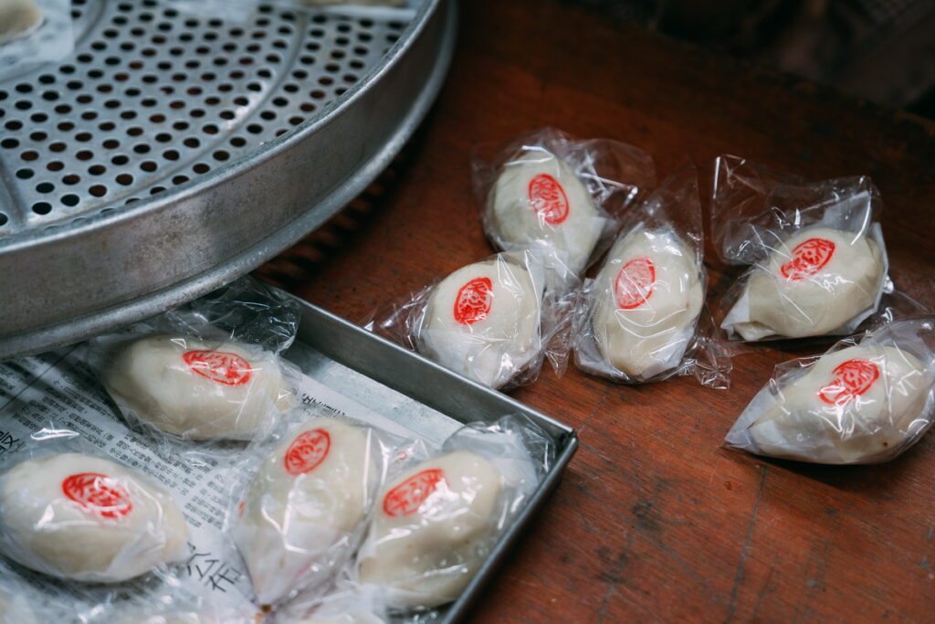 Booking.com品牌好友李翔分享位於台南永樂市場一帶的「天心軒素食喜餅」,店家每年冬至限定推出的 「菜包」是眾多老饕心中的經典。