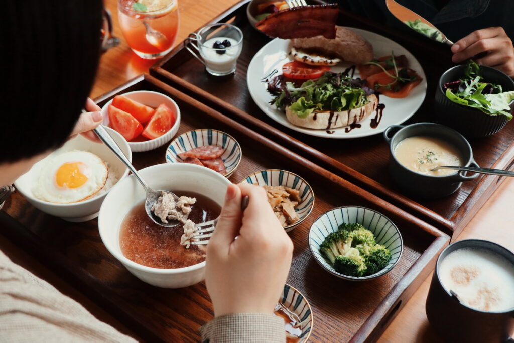 Booking.com 旅宿夥伴「友愛街旅館」早餐提供新鮮現沖的溫體牛肉湯,讓旅人免去排隊和尋覓的困擾,已成為在地隱藏美食之一。