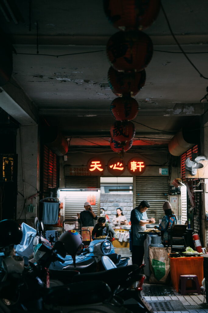 Booking.com品牌好友李翔為台南永樂市場「天心軒素食喜餅」的忠實顧客。