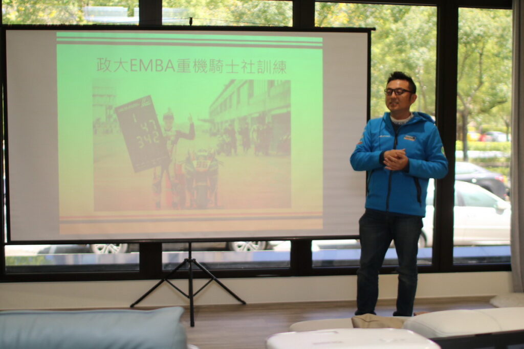 安駕達人陳琮閔(加菲貓)則分享重機的安全操駕模式及具工研院專利的傾角感知技術