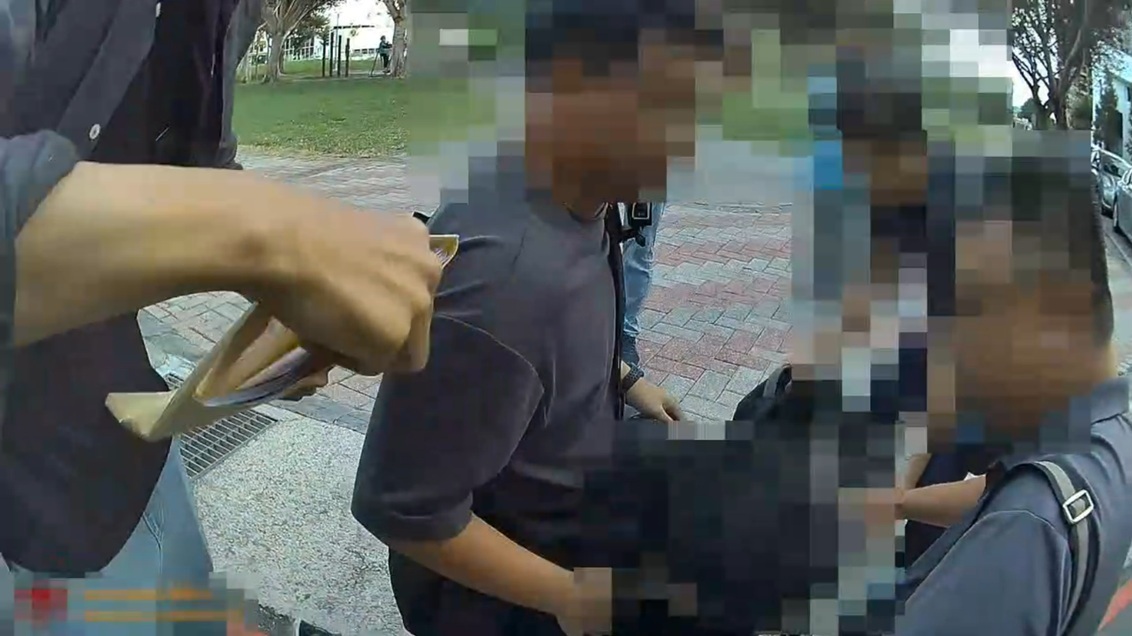 ▲圖說：專案小組持搜索票逮捕販賣人頭門號卡給詐欺機房的不肖業者 （圖／台中市政府 提供）