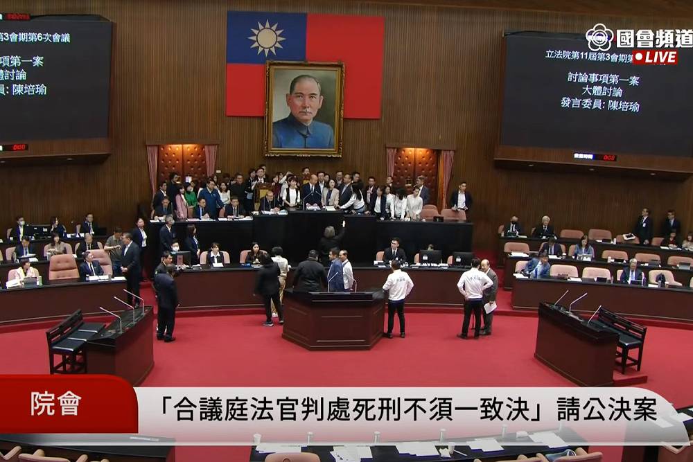 點名韓國瑜自重 陳秀寳怒質詢權被奪、黃秀芳批公投提案玩假 206 點名韓國瑜自重 陳秀寳怒質詢權被奪、黃秀芳批公投提案玩假 205