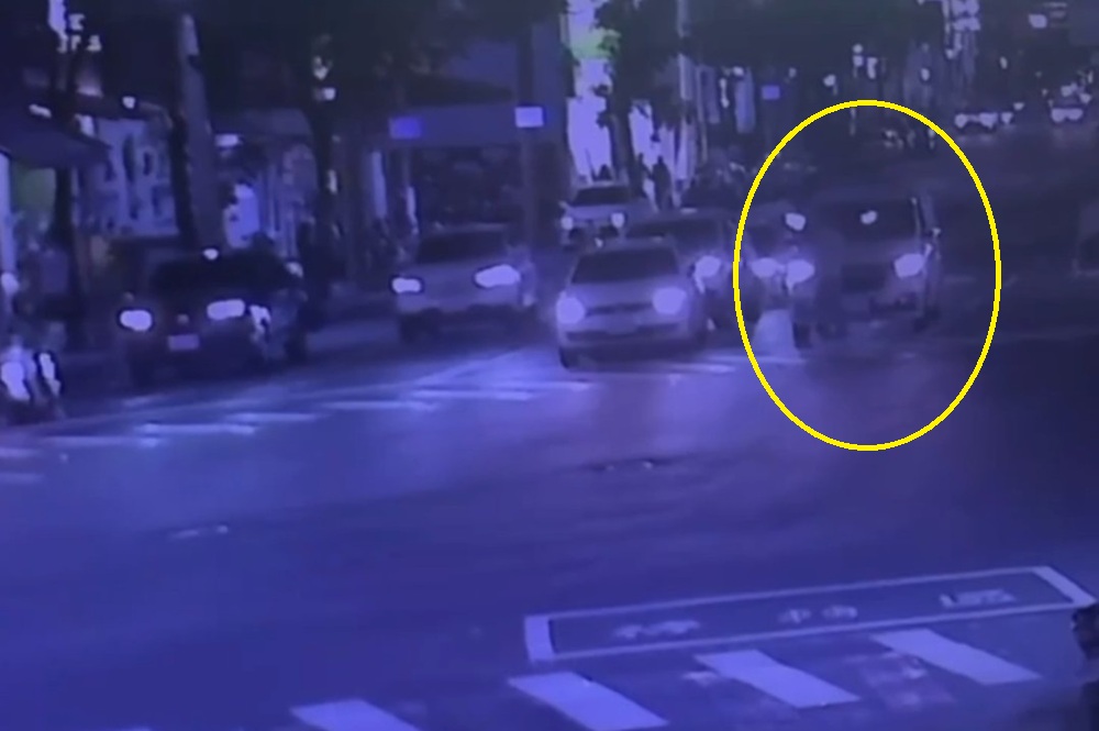 涉擋救護車比不雅手勢 警政署籲行人應禮讓會依法究辦 206 cnews204250326a05