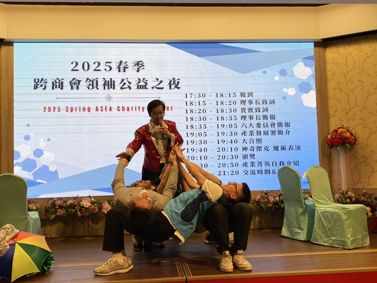 真是太神奇了!知名魔術師傑克表演精彩的神秘力量魔術,贏得滿堂彩。(記者包克明 攝)