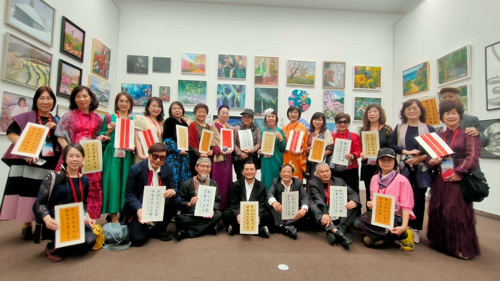 ▲李銘煌大師贈送團員客制化嵌名聯作。(圖/李正輝提供)