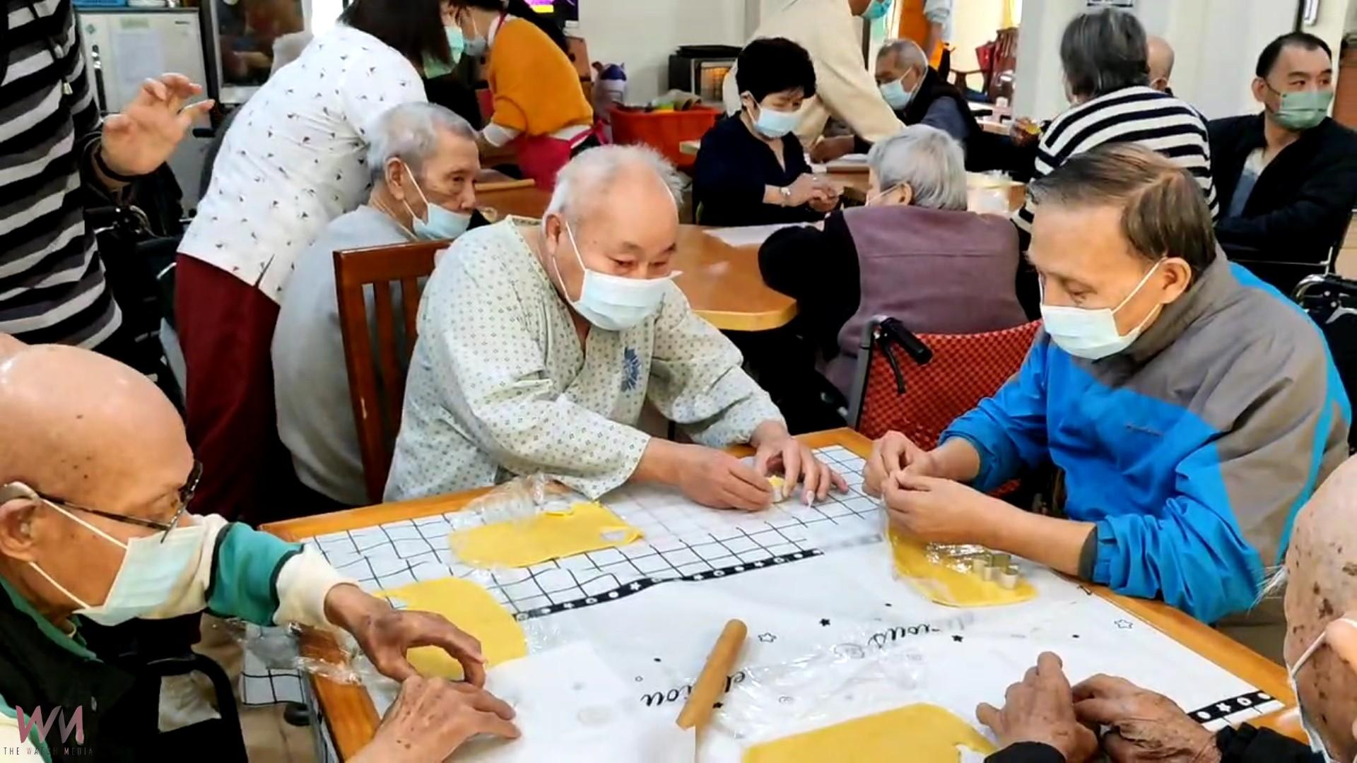(有影片)/彰化榮家長輩手作餅乾體驗 活動增進八身心靈療癒與情感交流 - https://www.watchmedia01.com