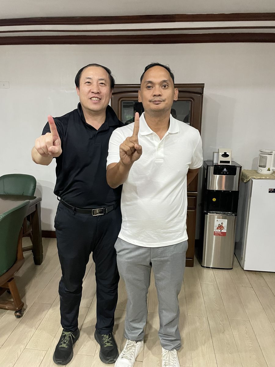 亞東新能源公司董事長徐鳳旋(左) 與阿克蘭綜合理工學院校長，就學校用電售電進行系統規劃與討論。