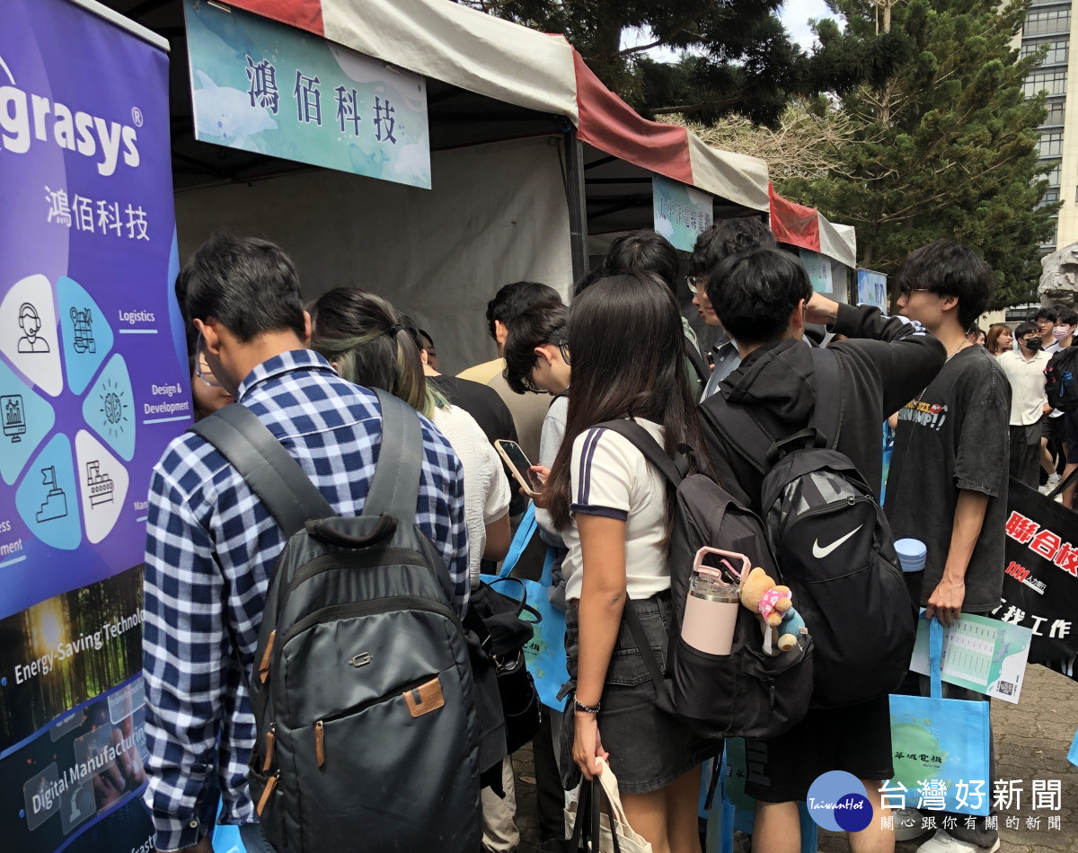 學生積極詢問並投遞履歷,求職氛圍熱烈