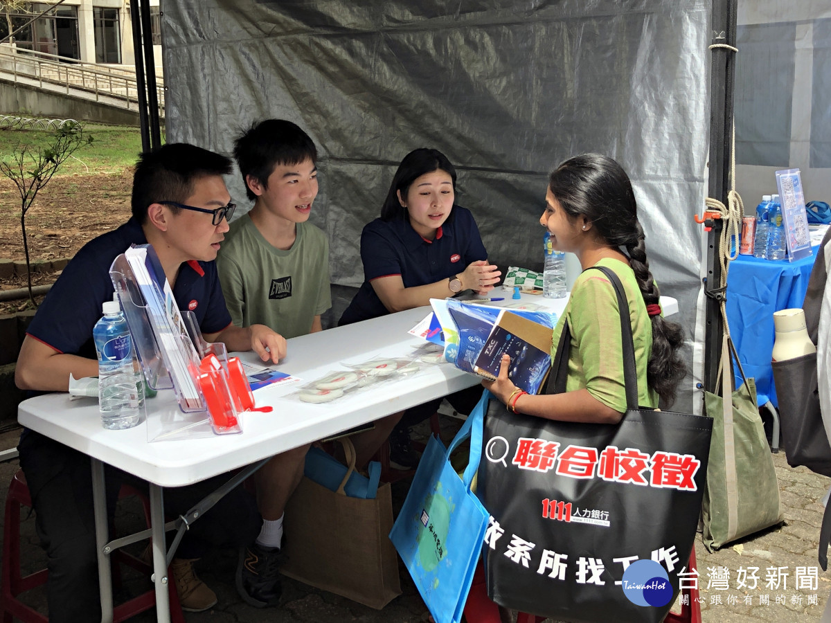 元智印度籍學生積極參與校園徵才活動,與企業代表洽談,希望能爭取留臺就業的職缺與工作機會