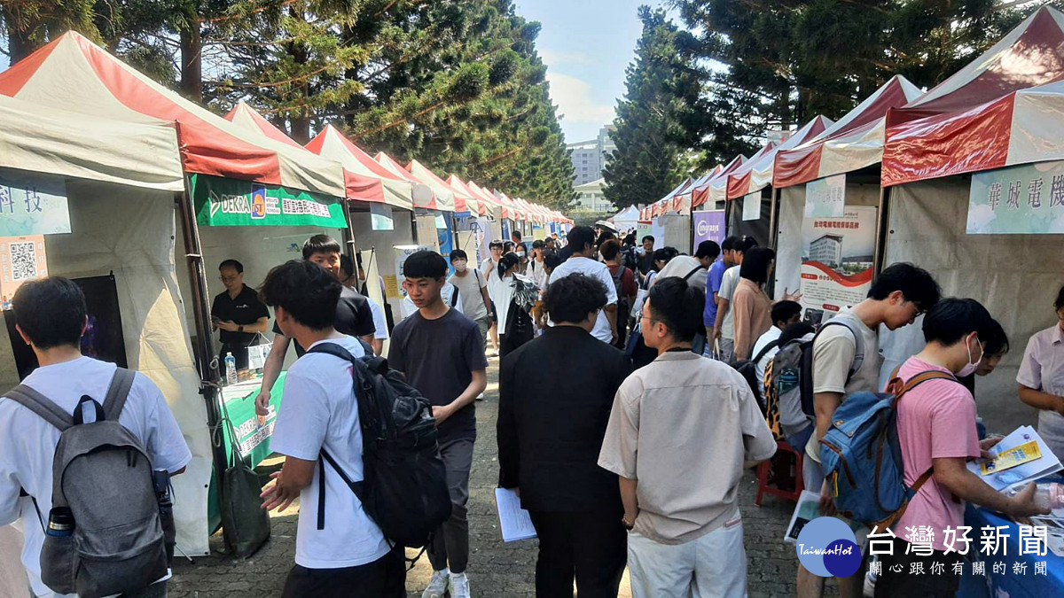 元智大學校徵博覽會,吸引眾多學生現場洽詢職缺