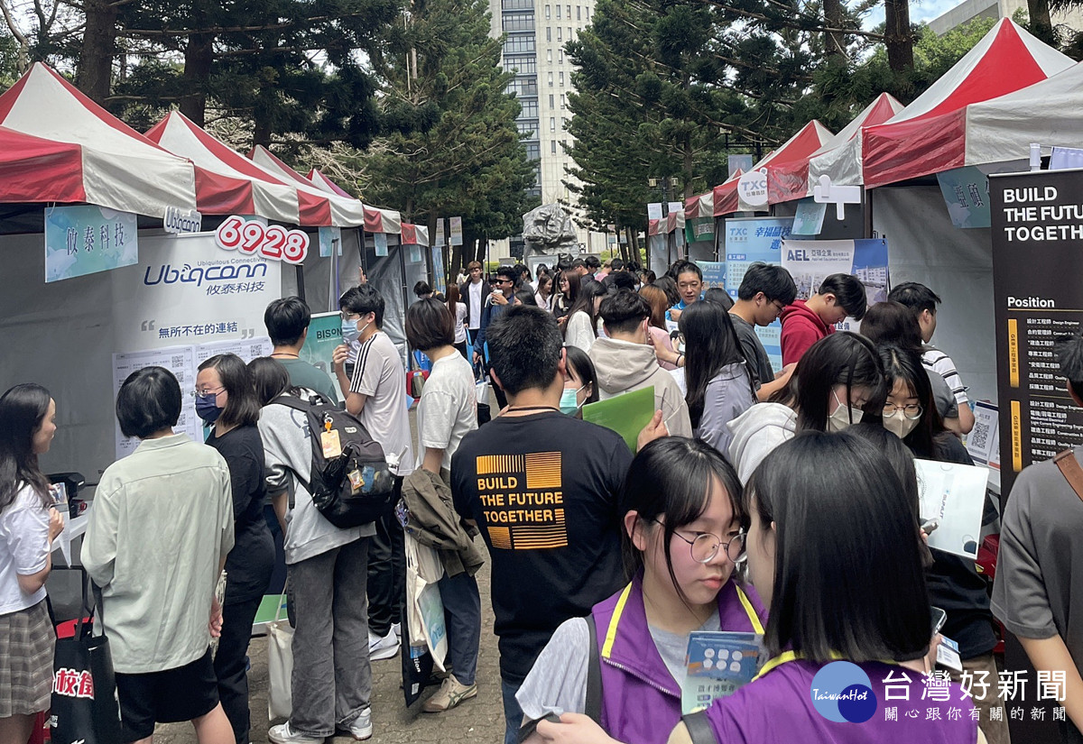 元智大學校徵博覽會,吸引眾多學生現場洽詢職缺