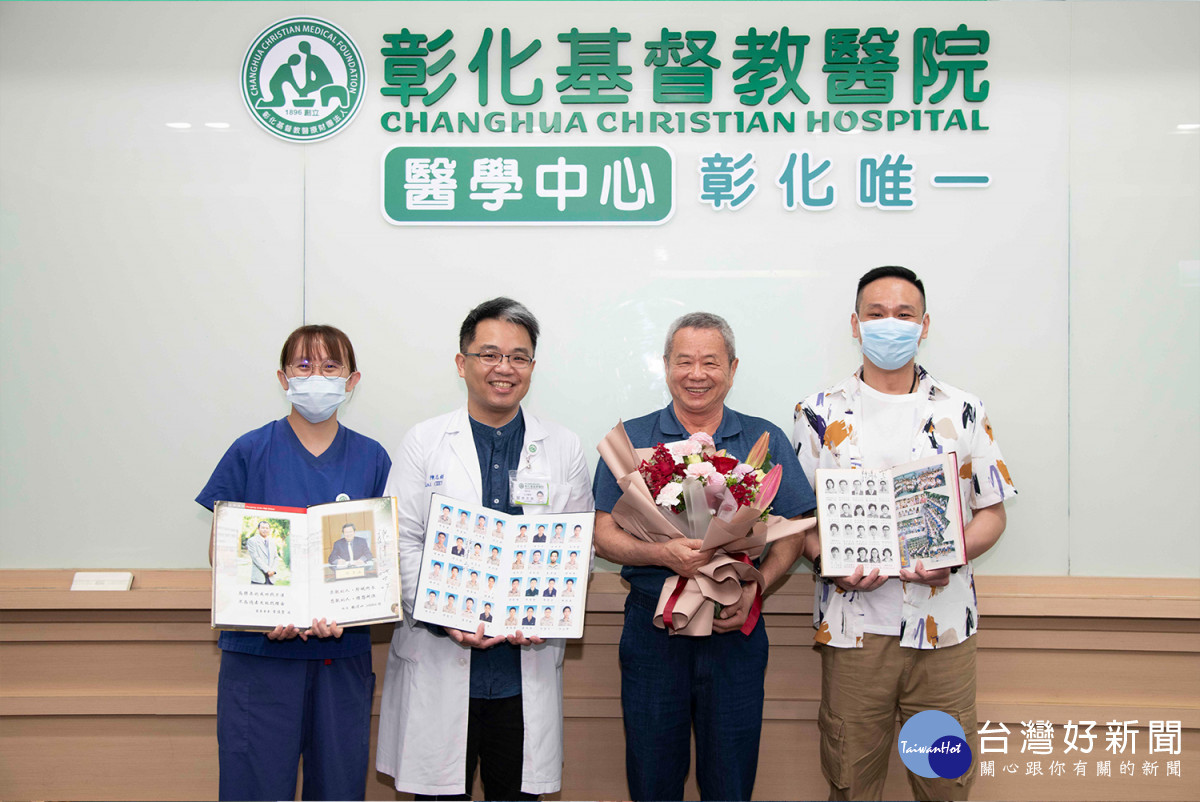 魏校長(右二)接受學生的獻花並在畢業紀念冊上簽名。圖/彰基醫院提供