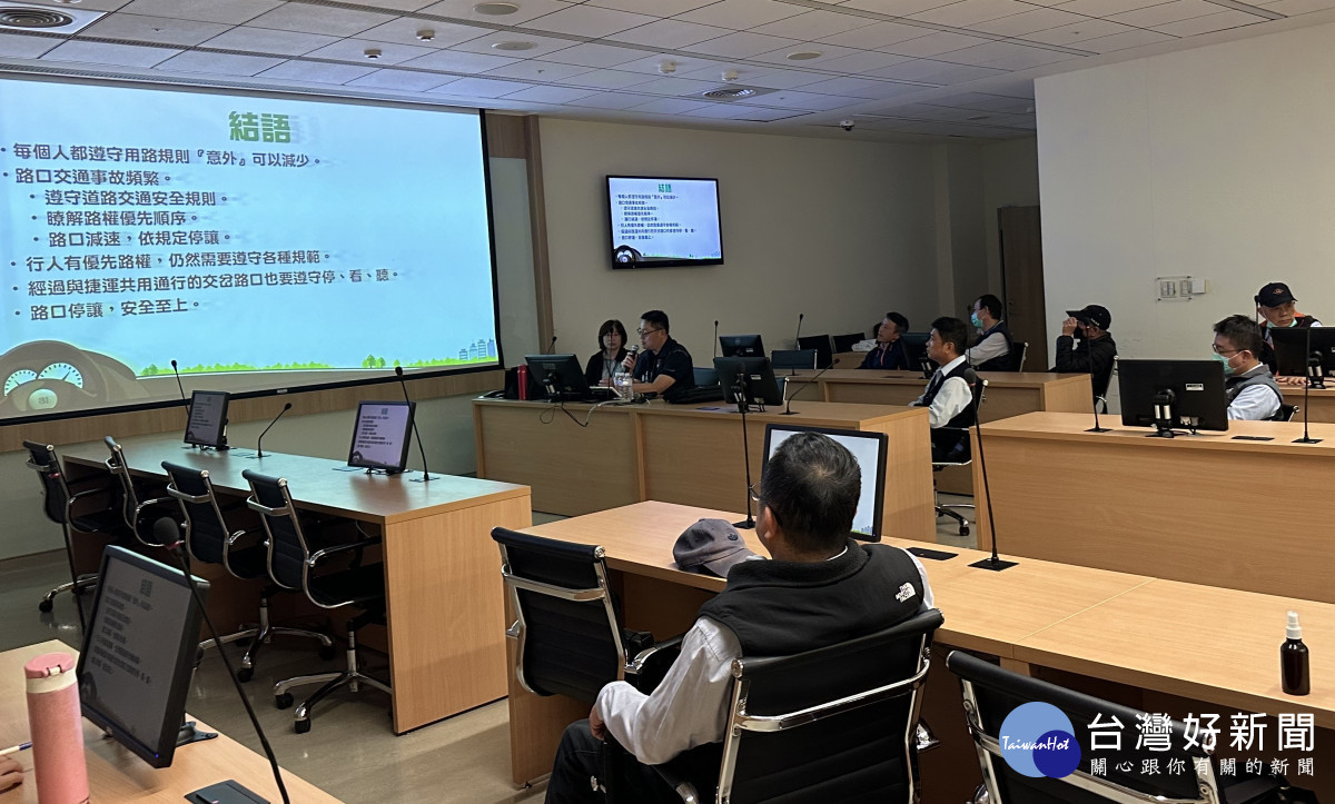 龜山警察分局前進長庚醫院辦理交通安全宣導工作。