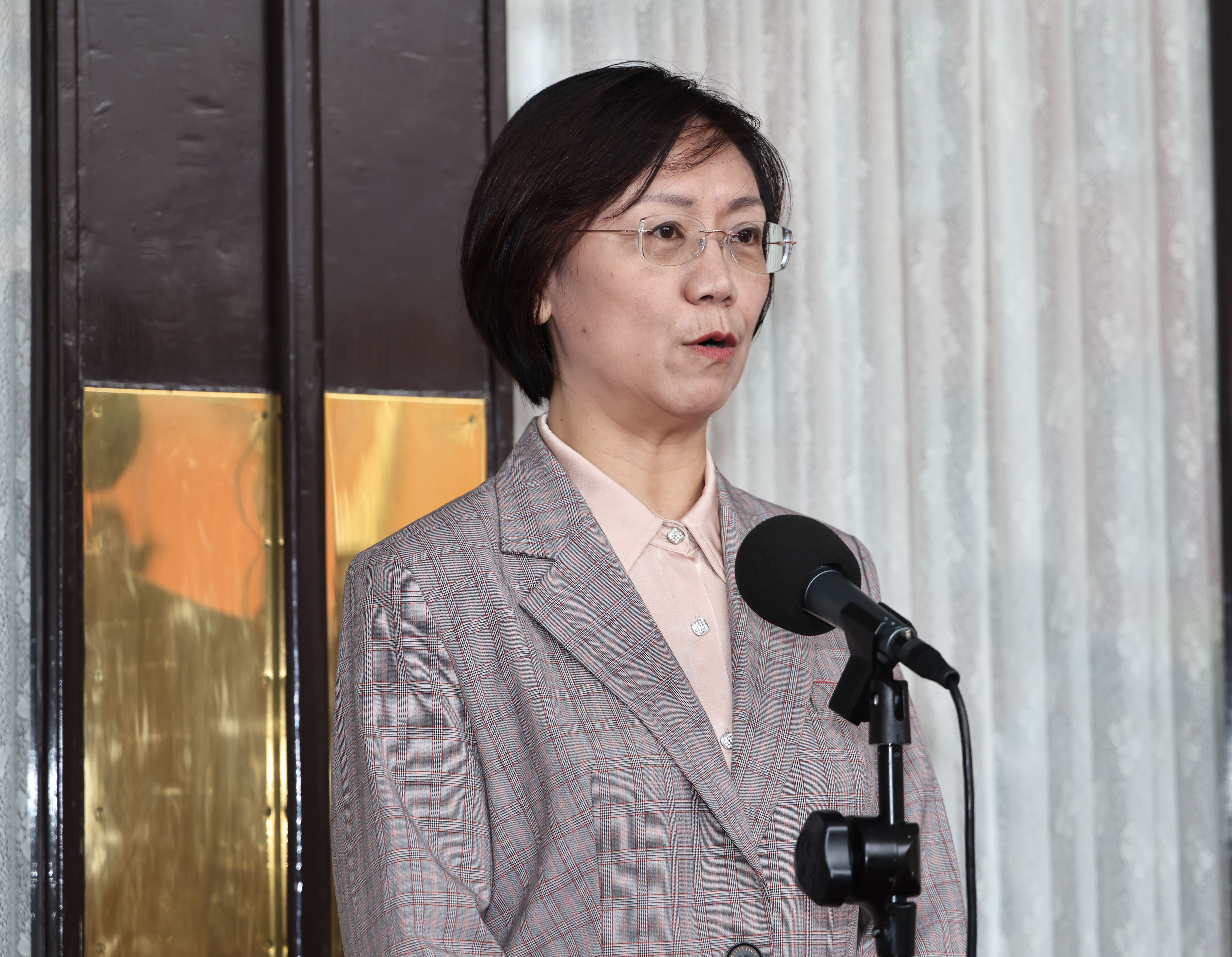 翁曉玲27日在立法院質詢農業部長陳駿季時,要求農業部交出戰時糧食配送站配置圖,引發討論。資料照片/林啟弘攝
