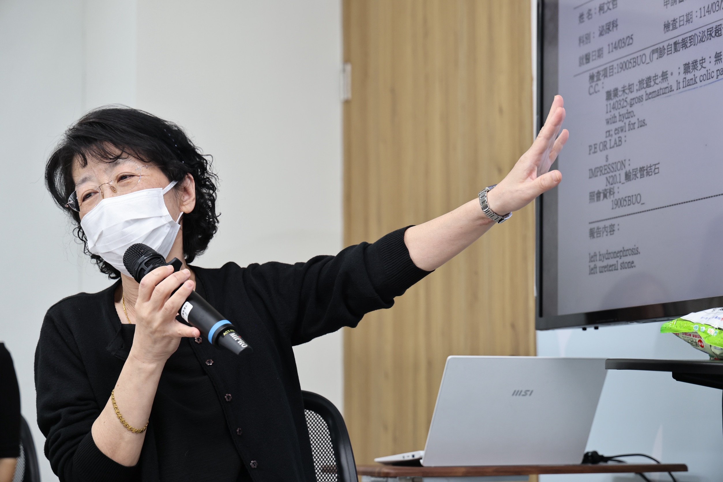 陳佩琪哽咽表示,柯文哲明顯可見的血尿,情況真的非常不好,「我希望他能夠出來。」林啟弘攝