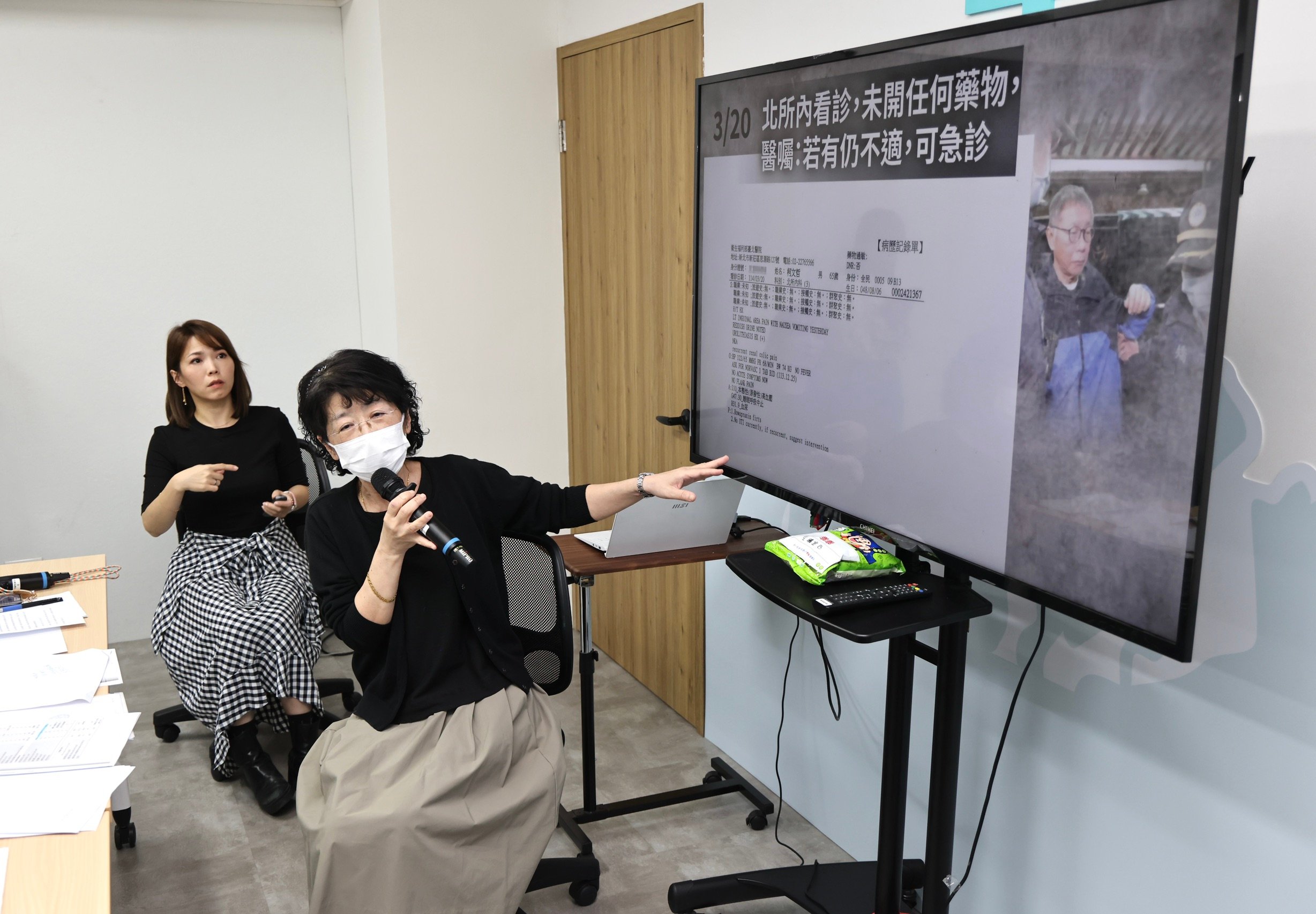 陳佩琪(左)27日開記者會淚訴,表示柯文哲在北所有肉眼可見血尿與腎結石狀況。林啟弘攝