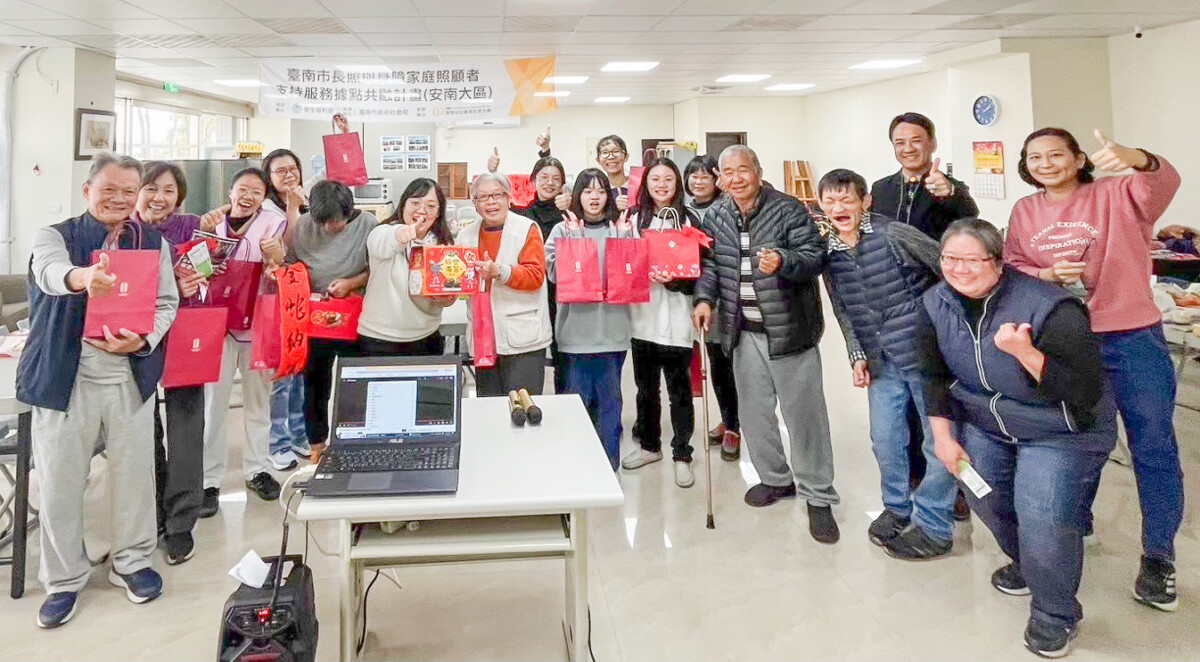 ▲共融據點的家庭照顧者們參與春節活動。(圖/喜憨兒基金會提供)
