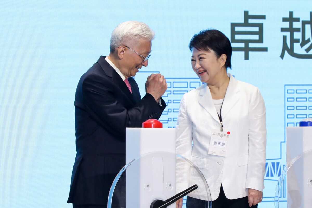 ▲市長盧秀燕與光田醫院總院長王乃弘互相感謝並鼓勵持續為台中市民的健康努力。(圖/中市府提供)