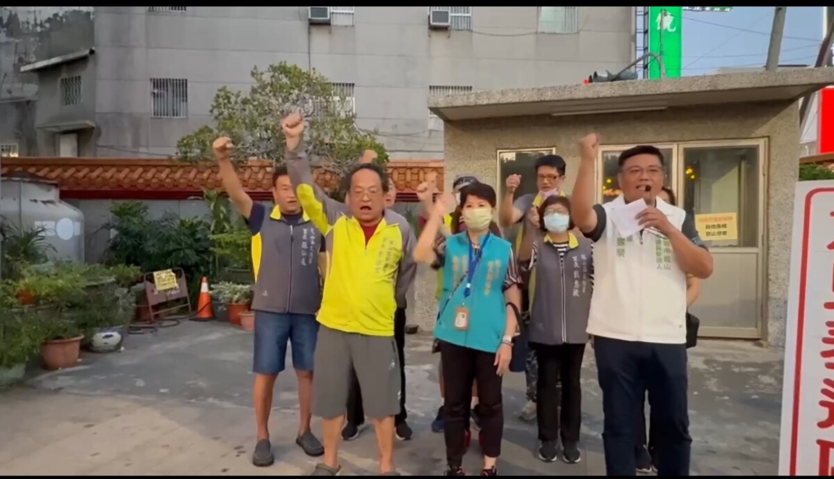 ▲圖說：蘇致榮帶領在地里長對藍白在國會殿堂的荒誕無序表達不滿。( 記者李堂安翻攝)