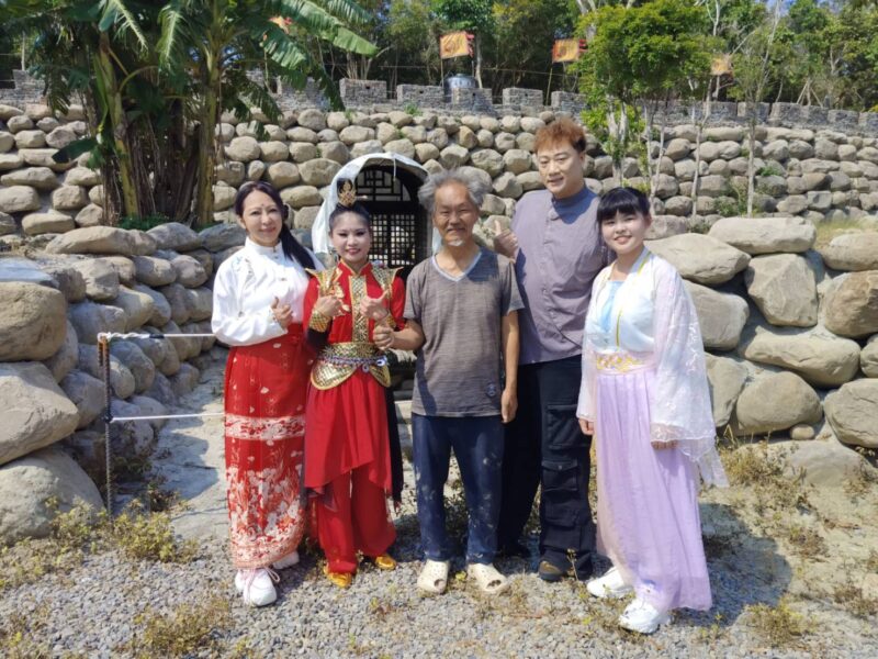 圖文：傜洞古城古墓傳奇 時空錯亂 磅礡氣勢 打卡新景點、華煬娛樂吳覲藜及酷思玩創意不由自主表演「木蘭歸」舞蹈。