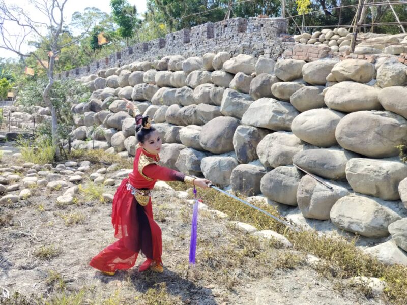 圖文：傜洞古城古墓傳奇 時空錯亂 磅礡氣勢 打卡新景點、華煬娛樂吳覲藜及酷思玩創意不由自主表演「木蘭歸」舞蹈。