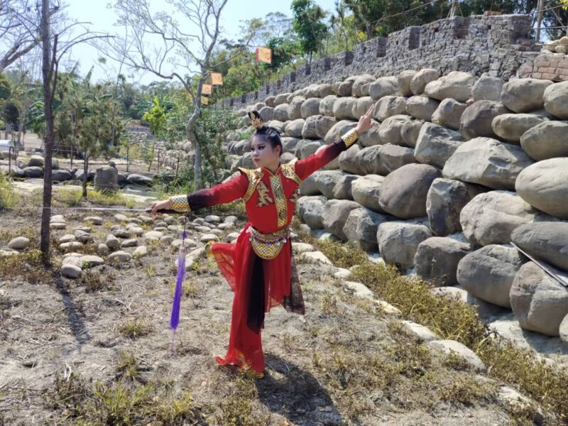 圖文：傜洞古城古墓傳奇 時空錯亂 磅礡氣勢 打卡新景點、華煬娛樂吳覲藜及酷思玩創意不由自主表演「木蘭歸」舞蹈。