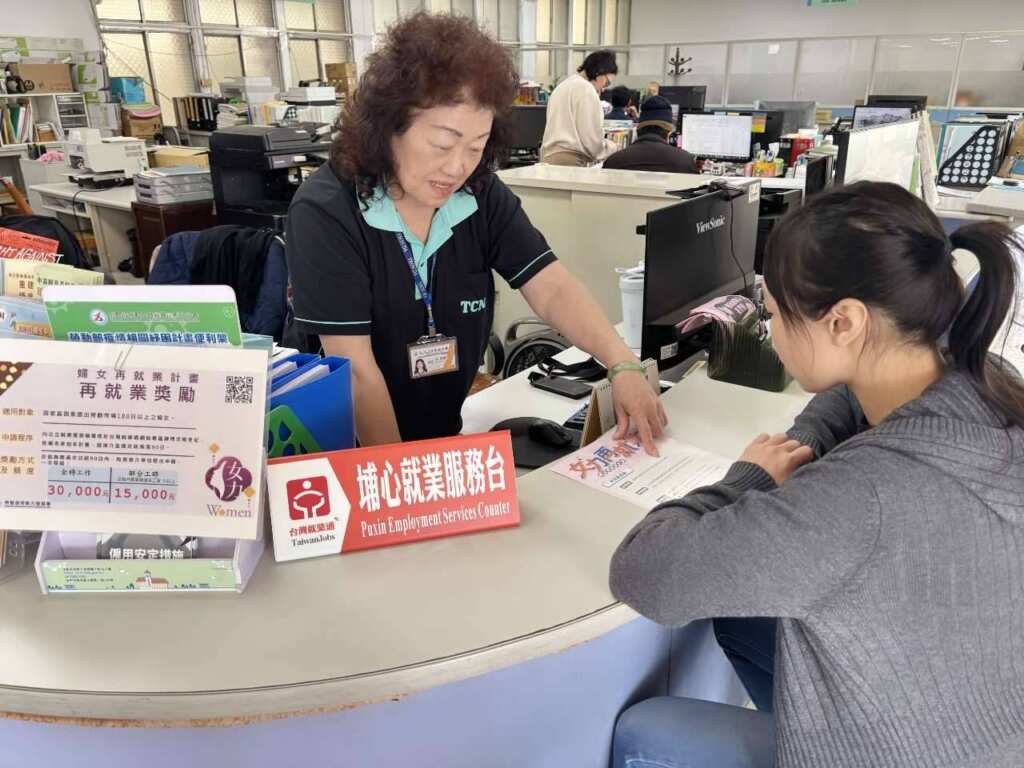 ▲越南籍新住民小凰失業半年，在埔心就業服務台就服員積極協助下順利上工。（中彰投分署提供）