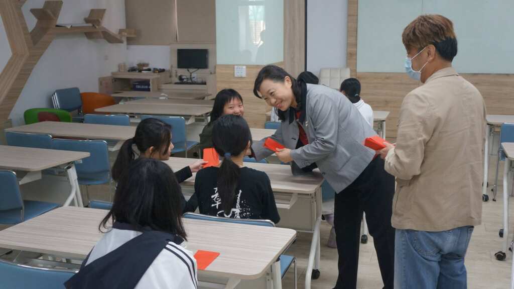 ▲彰化女中校長陳香妘及家長會莊璧禎會長頒發表現優異學生獎學金。（彰女提供）