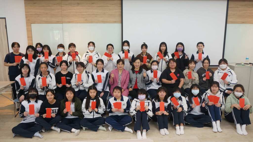 ▲彰化女中校長陳香妘及家長會莊璧禎會長頒發表現優異學生獎學金。（彰女提供）