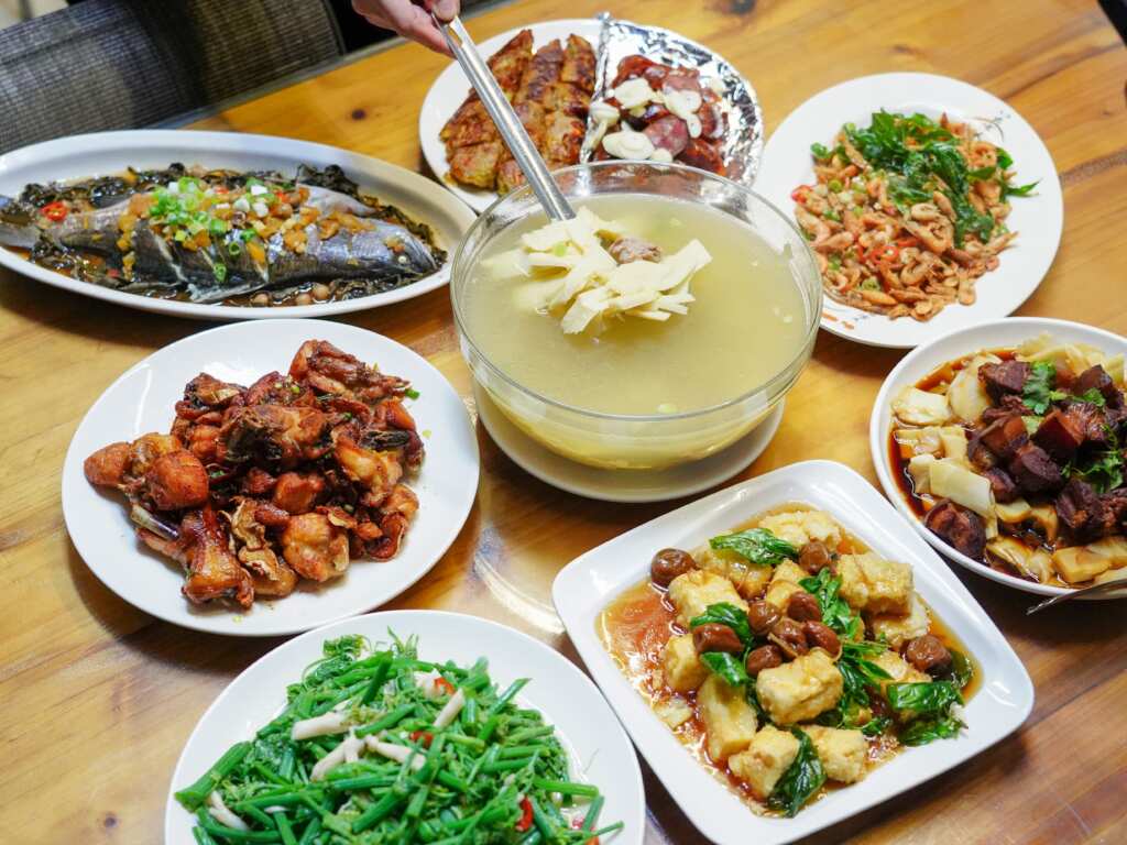 「蕙茗園餐廳」提供高CP值的無菜單料理，推薦櫛瓜煎蛋、高山割菜雞等，都是口感豐富的美味佳肴。