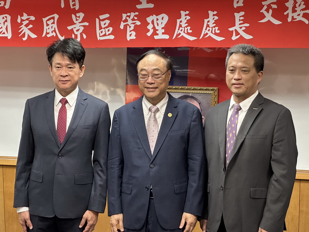 ▲交通部觀光署人事調整，阿里山國家風景區管理處處長黃勢芳（左）升任觀光署副署長，由觀光署旅遊推廣組組長黃怡平（右）接任新任處長。（阿管處提供）