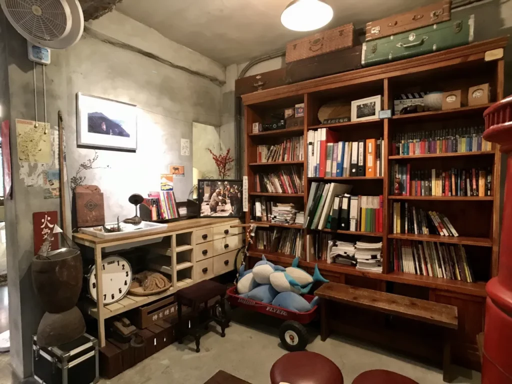 特有種商行電影咖啡館常態展出過魏德聖導演的電影腳本和道具