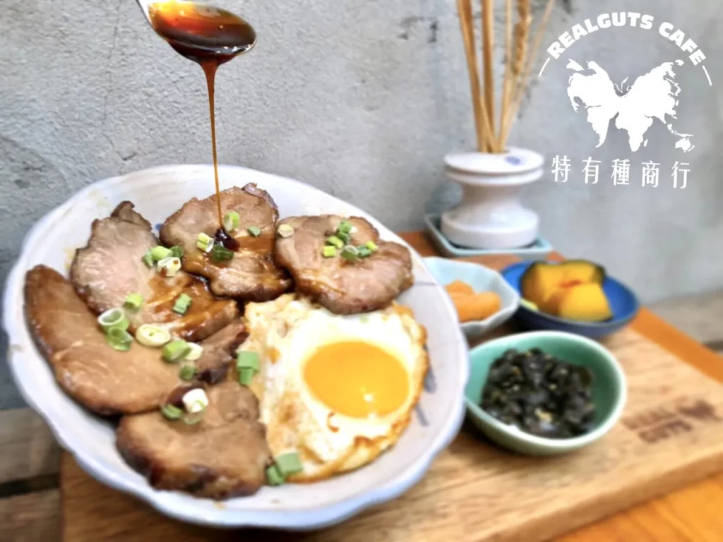 特有種商行電影咖啡館還以其知名的叉燒飯聞名