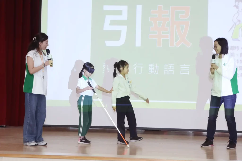 國語實小同學實際操作愛盲行動語言「問拍引報」