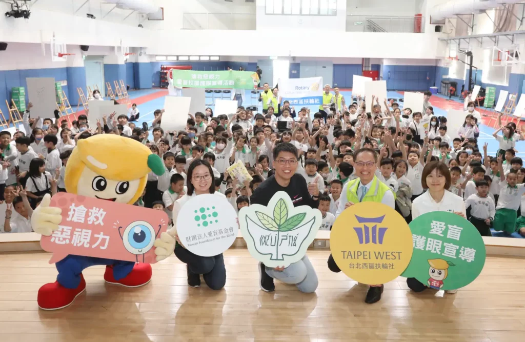 愛盲基金會、台北西區扶輪社,攜手宣導校園護眼觀念。愛盲基金會陳怡芳(右一)、蕭宇雯(左二)、台北西區扶輪社王政修社長(右二)、國語實小周明正學務主任(中)與艾芒果合影。