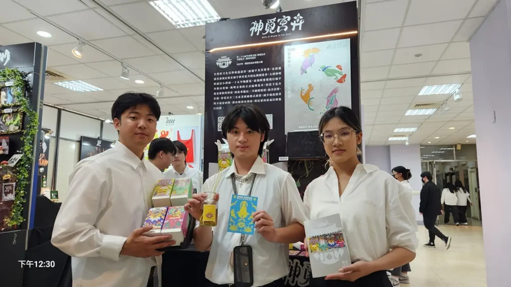 〈神覓宮卉〉製作團隊分享關注台灣宮廟鮮花供奉後的再利用。(圖/陳惠玲攝影)