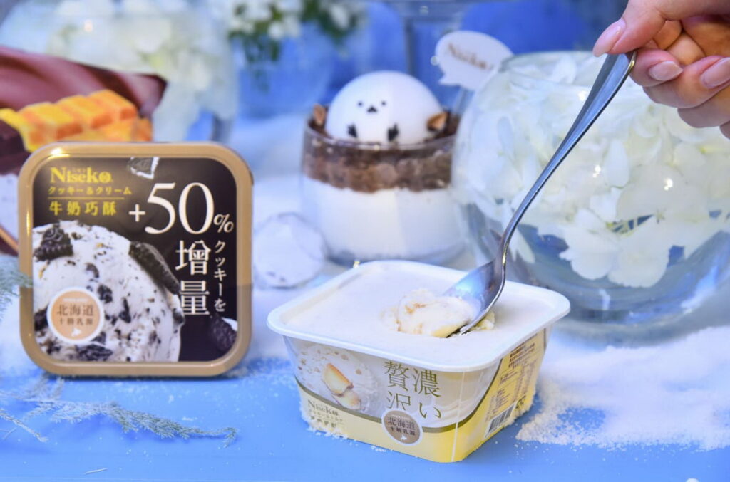 Niseko新雪口「厚奶奶酥幸福杯」濃郁奶香搭配酥脆的白巧克力奶酥餅乾,層層堆疊的細膩風味(圖 Niseko新雪口提供)