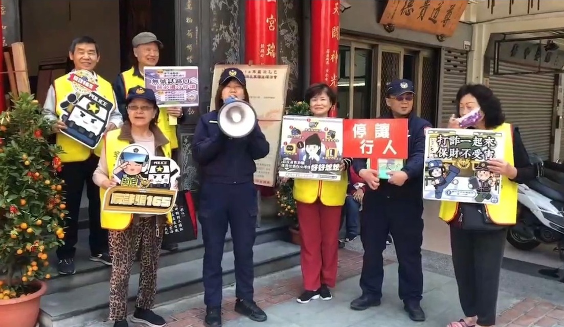 ▲圖說:繼中所美女副所長蔡孟珊手持大聲公,在媽祖萬春宮前進行反詐騙宣導 (圖/台中市政府 提供)