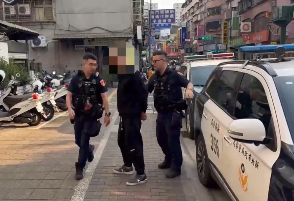 攔查違停意外起獲槍毒 新莊警逮1男送辦 225 248250327a05