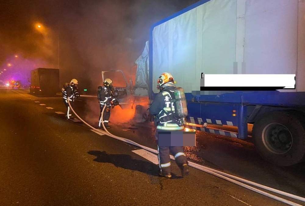 大貨車國道爬坡撞前車 起火燃燒駕駛受困身亡 225 cnews204250327a01