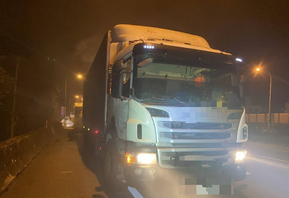 大貨車國道爬坡撞前車 起火燃燒駕駛受困身亡 226 cnews204250327a02