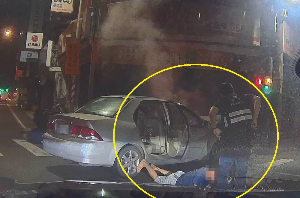 拒檢闖紅燈撞車冒煙 員警搶救逮3人涉藏毒品 239 cnews204250327a05