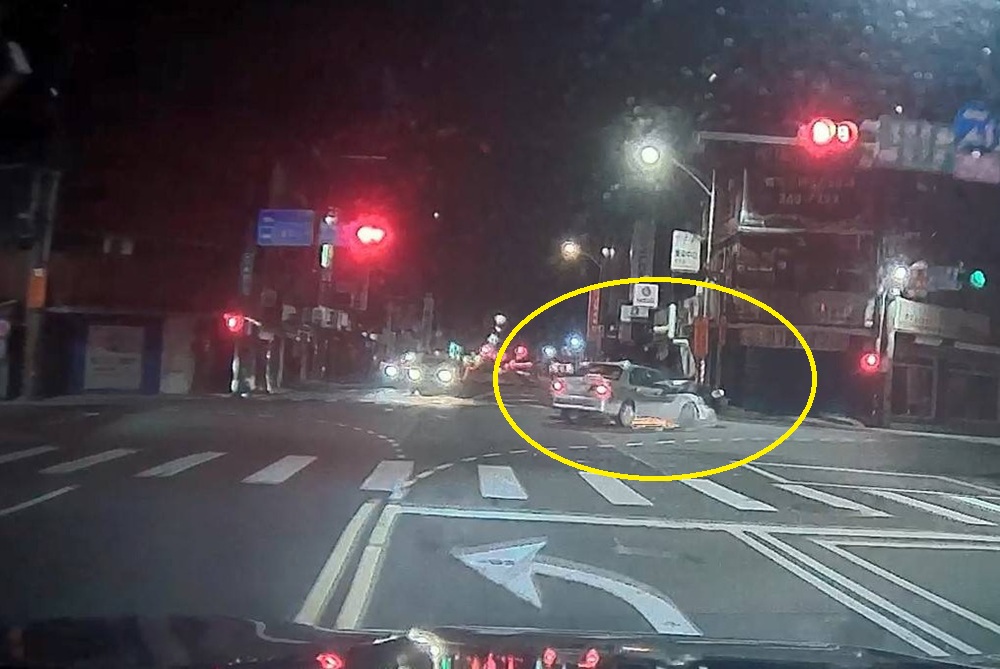 拒檢闖紅燈撞車冒煙 員警搶救逮3人涉藏毒品 240 cnews204250327a06