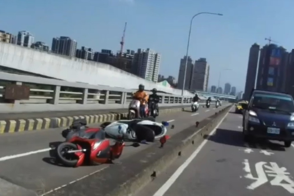 失聯移工拒檢催油門 機車追逐闖陸橋被逮 252 cnews204250327a09