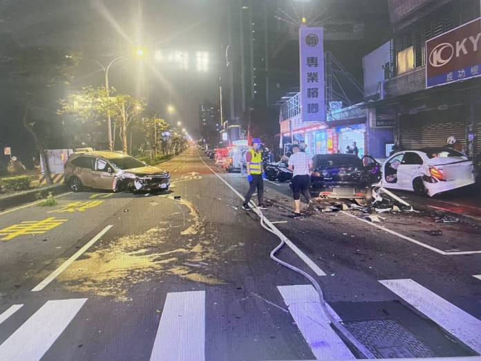 【有片】左轉車與直行車碰撞 車輛「原地大旋轉」畫面曝 77 598922